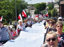 Uczestnicy pochodu nieśli papieską encyklikę „Evangelium vitae” przepisaną na białym materiale. 