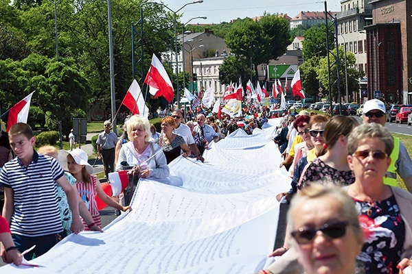 Uczestnicy pochodu nieśli papieską encyklikę „Evangelium vitae” przepisaną na białym materiale. 