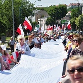 Uczestnicy pochodu nieśli papieską encyklikę „Evangelium vitae” przepisaną na białym materiale. 
