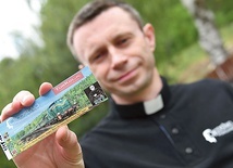 Opiekun duchowy Katolickiego Stowarzyszenia Ojcostwo Powołaniem i wikariusz gubińskiej parafii pw. Trójcy Świętej pokazuje specjalnie wydane bilety na pociąg z Wrocławia do Gubina.