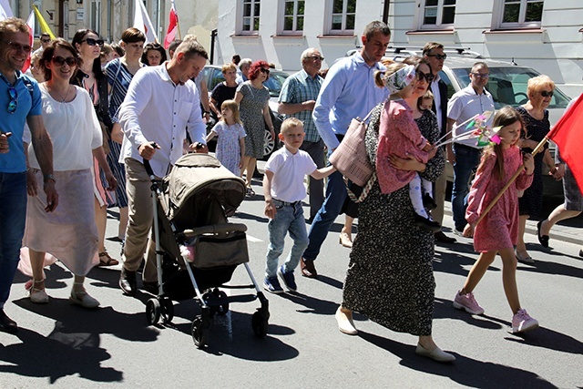 Zorganizowany po pandemicznej przerwie przemarsz był manifestacją przywiązania do tradycyjnych wartości.