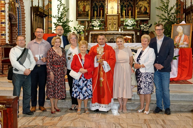 Pamiątkowe zdjęcie członków wałbrzyskiego oddziału stowarzyszenia z proboszczem.