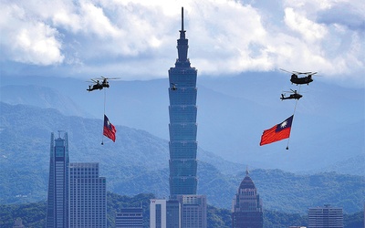 Śmigłowce Chinook w towarzystwie helikopterów bojowych Apache unoszą flagi Tajwanu, przelatując nad centrum Tajpej.