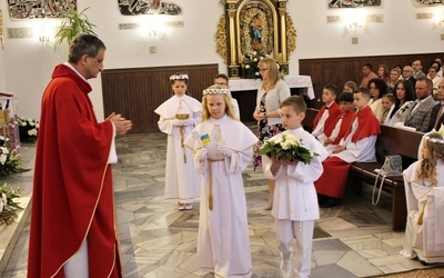 Tatiana niesie w darze flagę narodową Ukrainy.