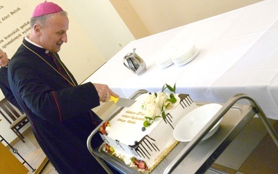 Rocznicowy tort dzielił perłowy jubilat, bp Marek Solarczyk.