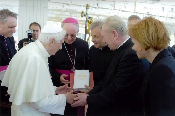 Przesłaniem pontyfikatu Benedykta XVI jest zasada "Trzymać się Boga!"