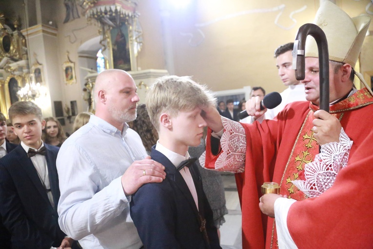 Bierzmowanie u św. Jadwigi w Dębicy