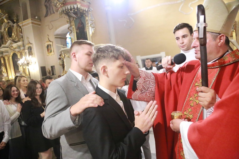 Bierzmowanie u św. Jadwigi w Dębicy