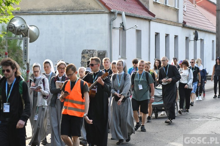 Piesza pielgrzymka w intencji powołań już w drodze do Paradyża i Rokitna