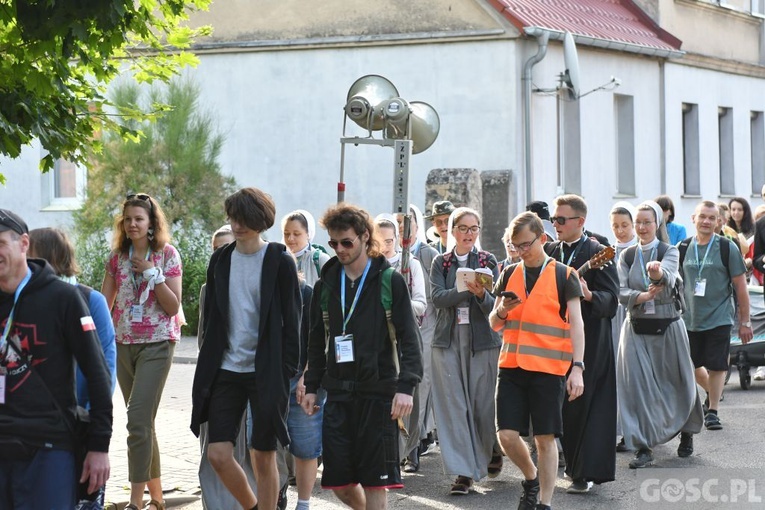 Piesza pielgrzymka w intencji powołań już w drodze do Paradyża i Rokitna