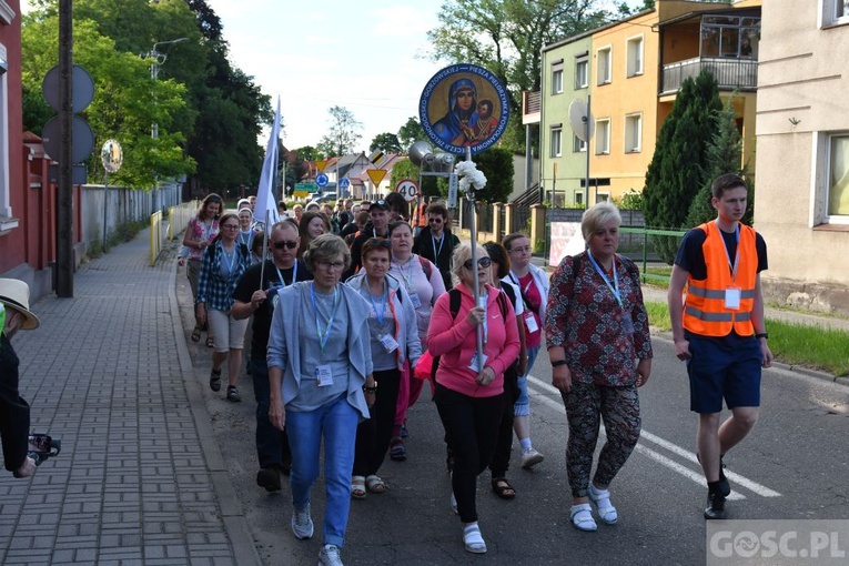 Piesza pielgrzymka w intencji powołań już w drodze do Paradyża i Rokitna