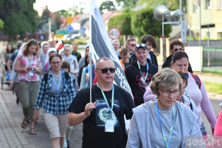 Piesza pielgrzymka w intencji powołań już w drodze do Paradyża i Rokitna