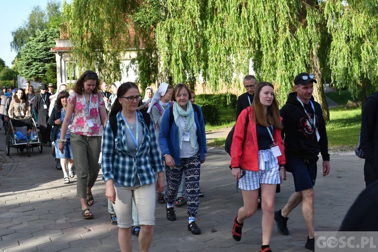 Piesza pielgrzymka w intencji powołań już w drodze do Paradyża i Rokitna