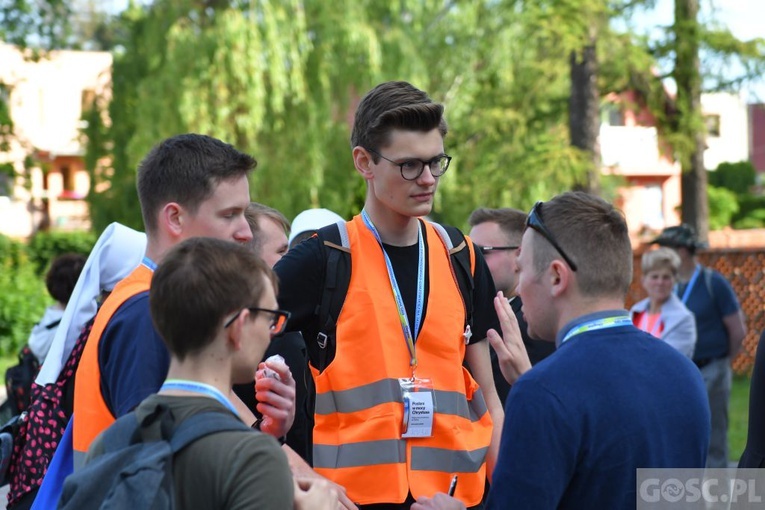 Piesza pielgrzymka w intencji powołań już w drodze do Paradyża i Rokitna