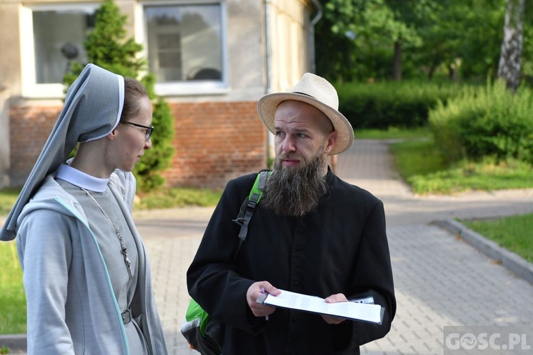 Piesza pielgrzymka w intencji powołań już w drodze do Paradyża i Rokitna
