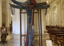 Krzyż ułożony z kawałków łodzi