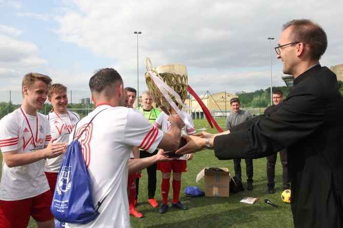 Tarnów. Mistrzostwa Polski WSD w piłce nożnej - dekoracja zwycięzców