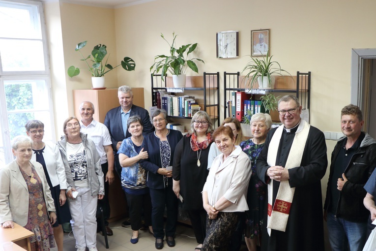 Barczewo. Otwarcie i poświęcenie biblioteki parafialnej 