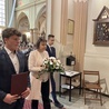 Dyr. Mariola Dylewska-Mitoraj z delegacją złożyła kwiaty w kaplicy świętego. 
