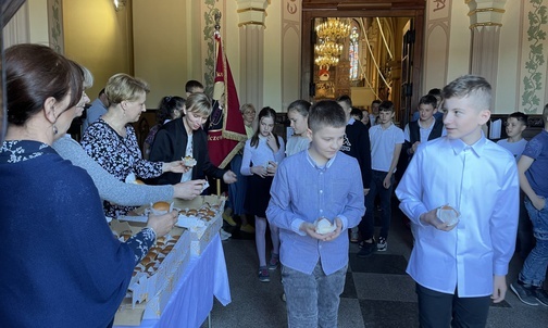 Każdy wychodzący z sanktuarium ogtrzymał smaczną bułeczkę...