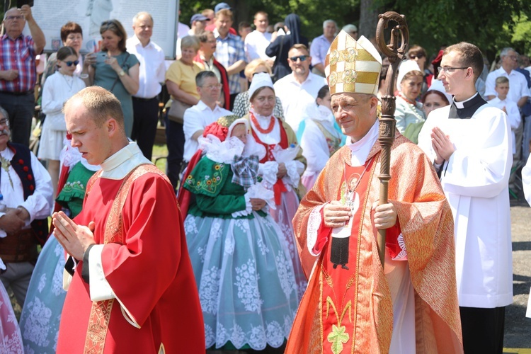 Modlitwom pod papieskim krzyżem na Kaplicówce przewodniczył bp Roman Pindel. 