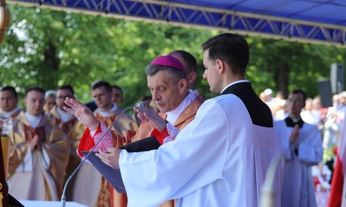Bp Pindel ustanowił nowych nadzwyczajnych szafarzy Komunii Świętej i modlił się o Boże błogosławieństwo dla nich.