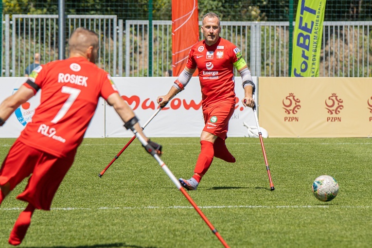 Piłka jest jedna, a kule są dwie