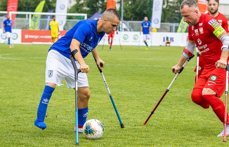 Piłka jest jedna, a kule są dwie