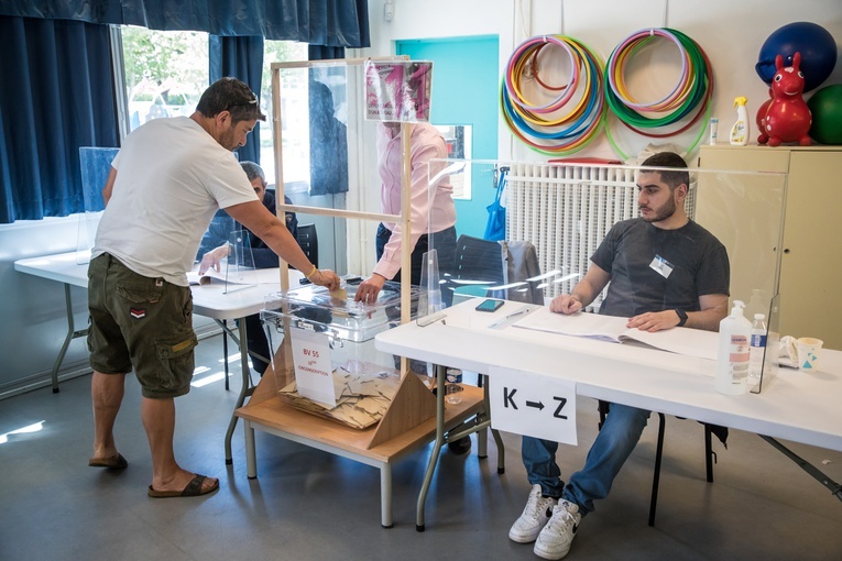 Sondażowe wyniki I tury wyborów parlamentarnych we Francji