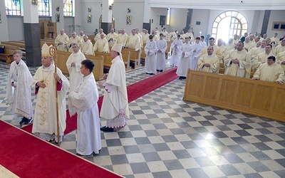 W modlitwie wzięło udział niemal  stu prezbiterów.