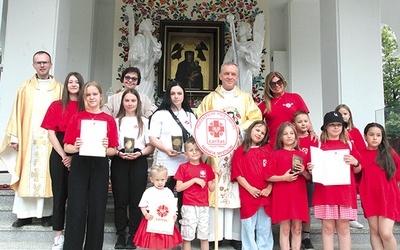 Nagrodzeni statuetkami Fructus Caritatis z ks. Zbigniewem Pietruszką i ks. Krzysztofem Majerczakiem.