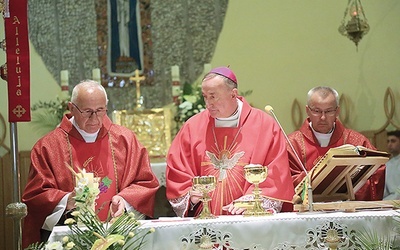 Jubileuszowa Msza św. Z lewej jubilat ks. Antoni Mikrut, z prawej proboszcz ks. Jerzy Kawik.