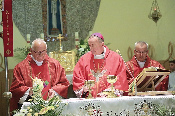 Jubileuszowa Msza św. Z lewej jubilat ks. Antoni Mikrut, z prawej proboszcz ks. Jerzy Kawik.