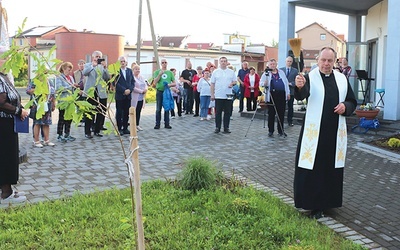 	Poświęcenie dębu przez ks. Janusza Łukowskiego.