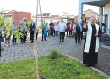 	Poświęcenie dębu przez ks. Janusza Łukowskiego.