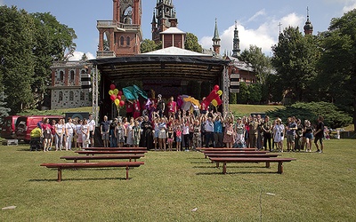 	Uczestnicy przed sceną.