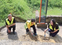 	Filip Kuczma (pierwszy z lewej) z archeologami na stanowisku przy dawnych magazynach.