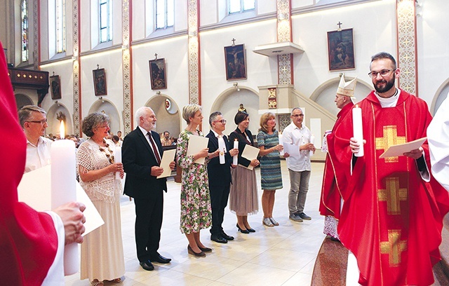 	Bp Andrzej Iwanecki wręcza dekrety prowadzącym rekolekcje, z prawej ks. Piotr Dyduch, moderator diecezjalny  na kolejną 4-letnią kadencję.
