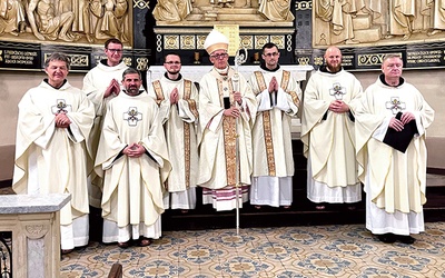 	Nowo wyświęceni franciszkanie z metropolitą katowickim i swoimi zakonnymi przełożonymi.