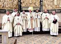 	Nowo wyświęceni franciszkanie z metropolitą katowickim i swoimi zakonnymi przełożonymi.