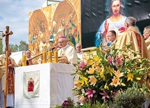 	Dwudniowe świętowanie rozpoczęło dziękczynienie  na dziedzińcu.
