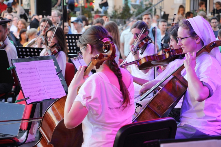 "To, co możemy dać miastu i światu, to wolność i życie w Bogu” [GALERIA]