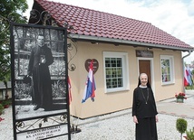 ▲	Siostra Magdalena Karaban ASC od lat starała się o powstanie miejsca upamiętniającego ks. Dujlovicia.