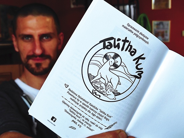 ▲	Paweł Jan Modzelewski trzyma w dłoni tegoroczną książeczkę pielgrzyma.