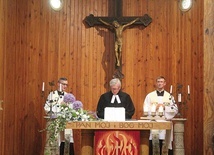 ▲	Przy ołtarzu stanęli (od lewej) ks. Krzysztof Sieradzki, ks. Edwin Pech i ks. Paweł Oskwarek.