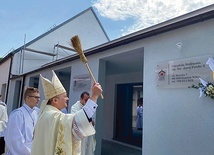 Poradnia mieści się przy ul. Brackiej 7. Budynek poświęcił bp Tadeusz Lityński.