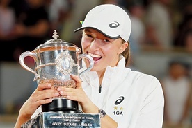 Iga Świątek z pucharem za zwycięstwo  w paryskim French Open.  21-letnia Polka po raz drugi w karierze wygrała turniej wielkoszlemowy