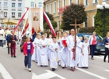 ▼	Na zakończenie uroczystości odbyła się procesja eucharystyczna ulicami miasta.