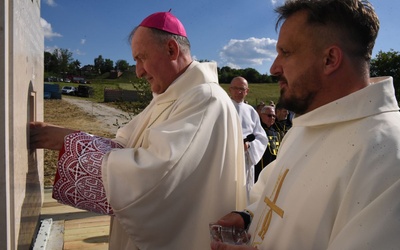 Bp Jeż umieszcza kamień węgielny w ścianie baptysterium. Obok z prawej ks. Janusz Michalik, obecny proboszcz.