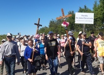 Pątnicy na pielgrzymim szlaku.